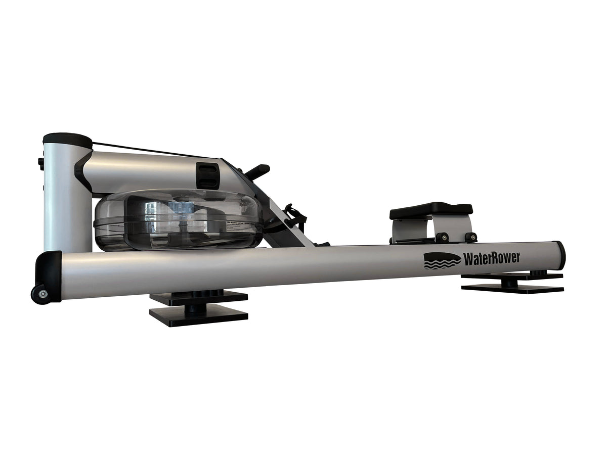 FlowRow Board für WaterRower M1 LoRise – Seitenansicht mit Rudergerät